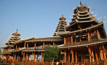 万和楼位于芷江县城舞水河东岸,主要由中心芦笙楼,琵琶楼,地筒楼与