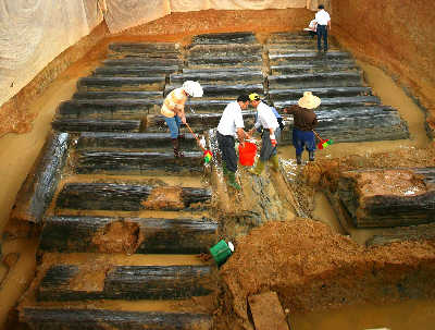 李洲坳古墓发掘现场