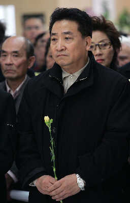 数千群众自发送别一代滑稽戏大师周柏春(组图)