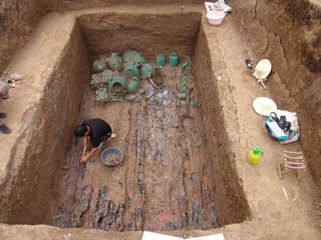 河南南阳发现大型春秋古墓群 警察持枪看守(图)