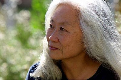 疑似梅超风,但笑容温暖的华裔美国女作家汤亭亭(maxine hong kingston