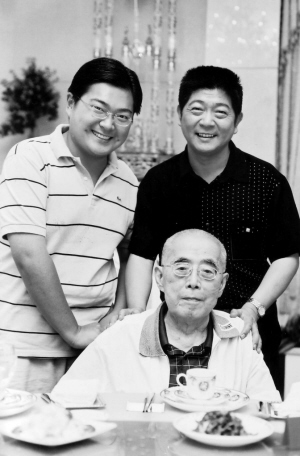 程十发暮年最恨假画骗人 双膝跪地拜别亡妻