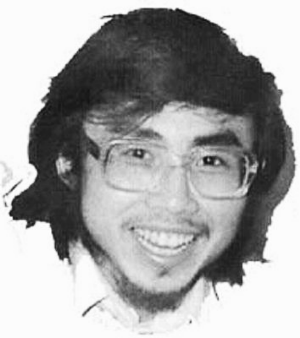 这两张照片里的海子是他最为人熟悉的影像.