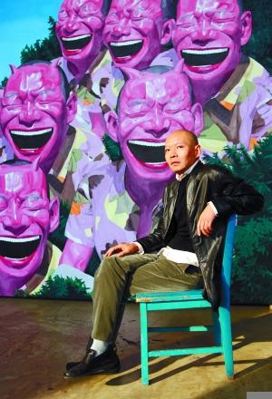 岳敏君背后的笑脸人已成为他的标志符号.