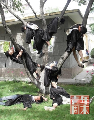 又是一年离校时 复旦学子裸奔庆毕业引争议(图)(2)