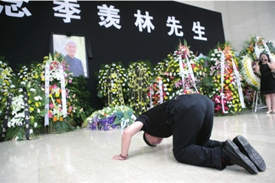 半天内3500人北大祭奠季羡林(组图)(2)