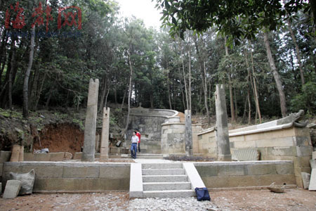 这座规模庞大的墓深藏山中