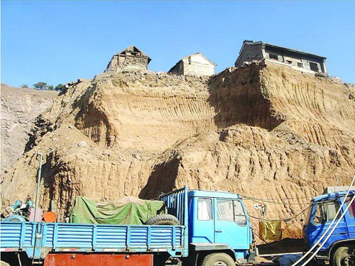 三面被挖出十余米土坎海云寺成了悬空寺