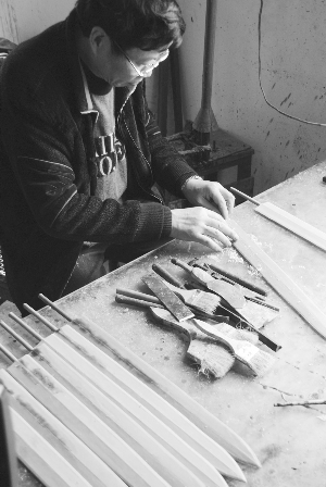 摄曾成功复制出越王勾践剑和吴王夫差剑的苏州工艺美术大师金海鸥昨天