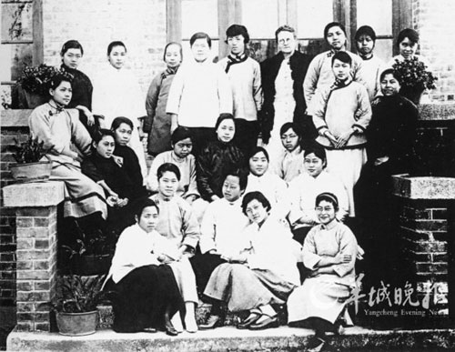 1921年,广州岭南大学的女学生,不少人穿着白衫黑裙