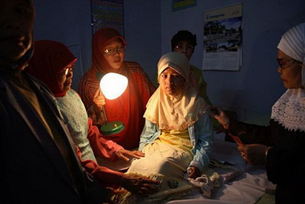 残忍陋习实拍印尼女孩的割礼现场组图3