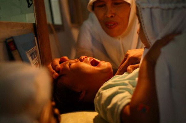 残忍陋习实拍印尼女孩的割礼现场组图8