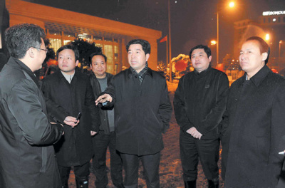 今日凌晨,省委常委,市委书记陈润儿站在冰雪中督查长沙市的抗冰除雪