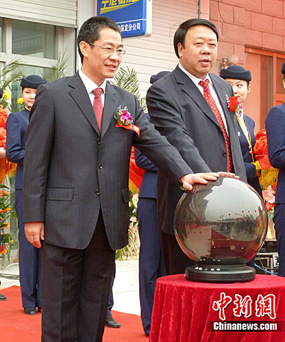 保定市委副书记王晓栋(左),河北机场管理集团有限公司总经理