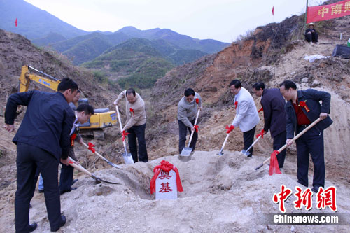 �人��У��չ�����뻧������