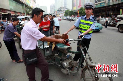 �人�����ϲ鴰�ڵضΡ����೵��Υ��