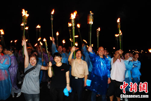 广西兴安重现长征画面 "红军"持火把翻越老山界