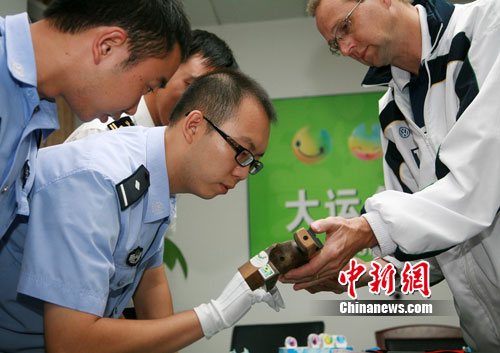 ������ڰ���ɴ��˻����һ��ǹ������