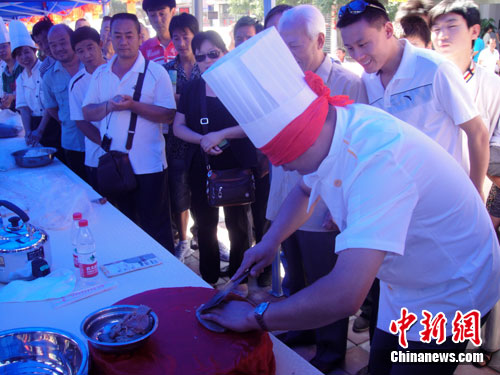 �ӱ��е���ʳ�ܶ�Ա�ֳ�չʾ�ʼ����磨ͼ��