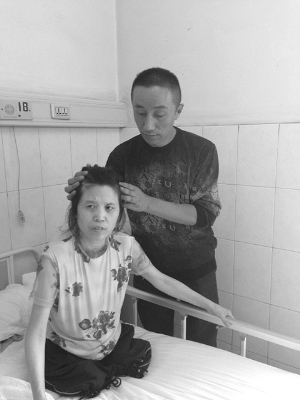 女子患怪病腿部一截截脱落丈夫悉心照顾20年(图)