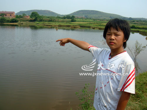 13�������¾���ˮ��ͯ��ֻ����һ�˶��������ͼ��