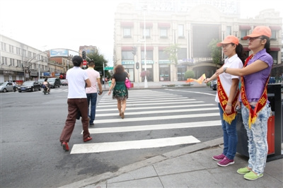 哈市妇幼保健院8名志愿者上街劝阻“中国式过马路”