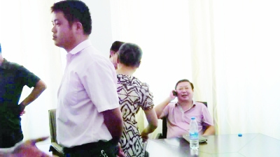 ����һ��ͯ������ˮ������Ա����¶Ц�ݡ�����ᣨͼ��