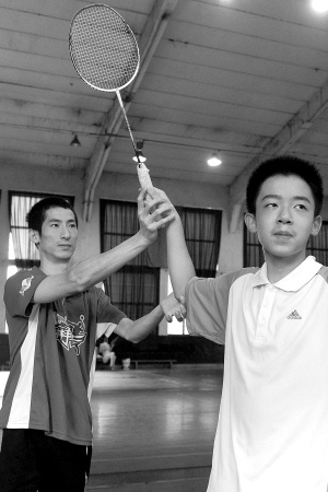 成都羽毛球陪练收入调查:大学生陪练4年买房买车(图)