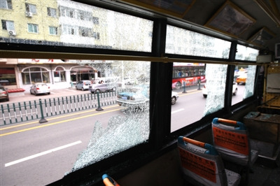 男子因司机让刷卡用安全锤将公交车窗玻璃全砸碎