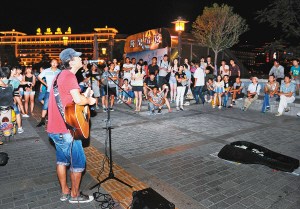 29岁男子西安闹市弹唱7年曾唱哭路人并收获爱情(图)