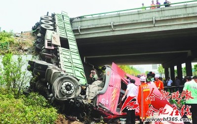 合肥货车爆胎坠下5米高桥满车零件倾洒司机幸无大碍