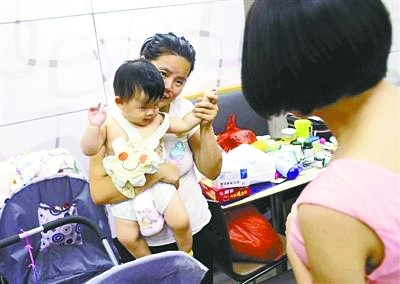 湖北未婚妈妈携女蜗居肯德基续:政府将赴京接回家(图)