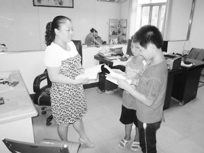 “草根夫妻”办农民工子女学校借钱坚守14年(图)