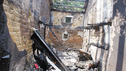 40多岁男子租房养20多岁情妇原配纵火烧“金屋”(图)