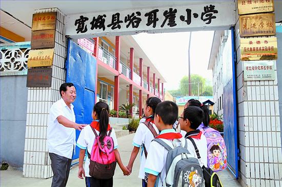 独臂教师的冷暖人生:忙于教学致爱女耽搁看病而夭折(图)