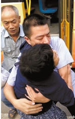 公交司机把行动不便的老奶奶抱下车引发如潮感动(图)