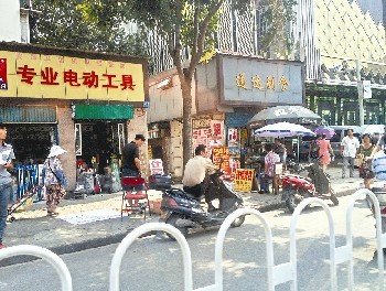 �人��ͷ��������̯�����ѡ�ǧ��������չ���ɣ�ͼ��
