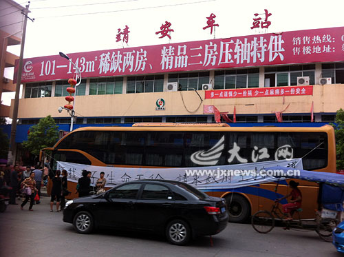 停在靖安车站的涉事客车