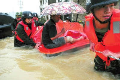 强台风“菲特”登陆致温州5死4失踪1人被风刮倒坠亡(图)
