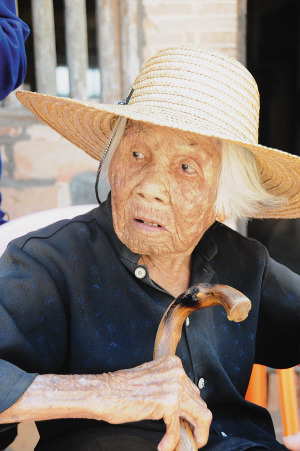 海南万宁最长寿老人110岁:喜欢吃硬饭 脾气不大好