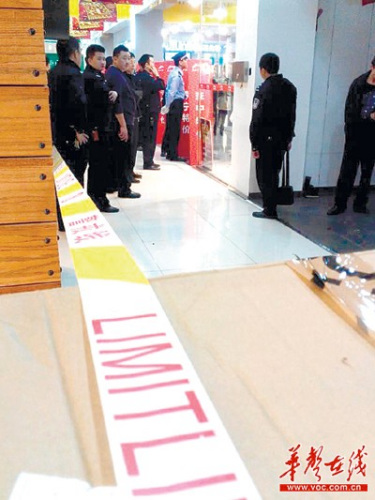 男子持刀挟持人质只为逼网恋“女友”现身(图)