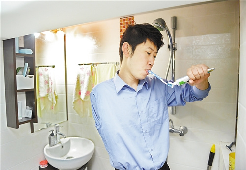 32岁刑警工作中中失去右臂伤好后协助破案10多起(图)