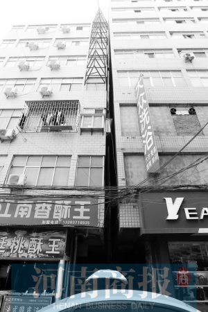 河南郑州城中村改造10年:村民加盖楼房环境差隐患多