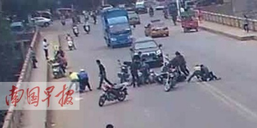 广西来宾街头数名便衣截获三抢匪网友拍下传上网(图)