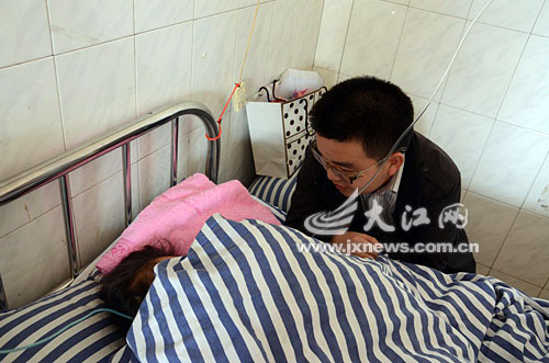 女生晨起如厕“飘”落窗口医生:能保命堪称奇迹