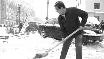 哈尔滨市委书记市长带头上街挥锹铲雪(图)