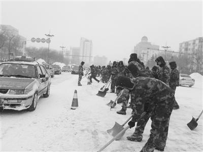 哈尔滨市10万人参加清雪环卫工用雪擦脸提神(图)