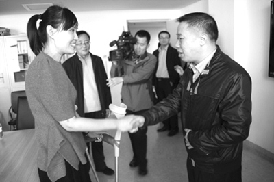 中宣部、中央文明办慰问“最美女教师”张丽莉(图)