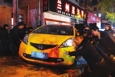 兰州街头一男三女暴打夜市摊主施暴后弃车离去(图)