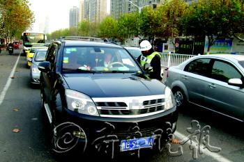 酒驾男子等红灯睡着驾照被扣罚款千元(图)